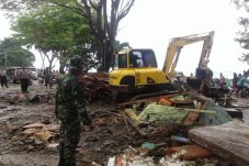 Tim Evakuasi TNI Lakukan...