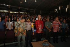 Tinjau Misa Natal, Ganjar...