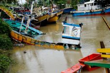 Tsunami Sapu Selat Sunda,...