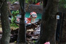 Ambil Bantuan Logistik,...