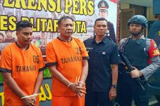 Perdaya Warga Blitar,...