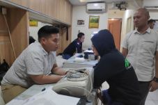 Geledah Apartemen Steve...
