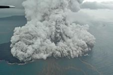 Aktivitas Gunung Anak...