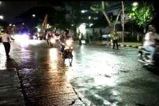 Dibuka, Linmas dan Polisi...