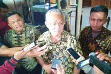 Hampir 1 Jam Menunggu,...
