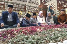 Silaturahmi ke Tebuireng,...