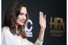 Manuver Angelina Jolie...