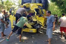 Truk Colt Diessel Tabrak...