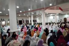 Warga Halbar Sambut...
