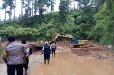 Baru Dibersihkan, Jalan...