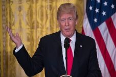 Trump Isyaratkan Perlambat...