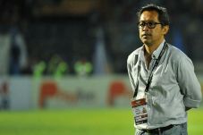 Persela Pertahankan...