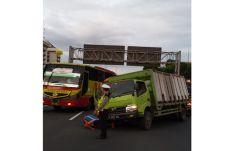 Truk Pecah Ban di Tol...