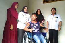 Bupati Kobar Serahkan...