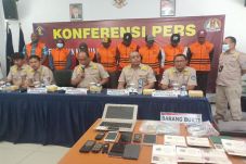 8 Imigran Gelap asal...