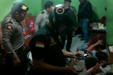 Polisi Gerebek Kampung...