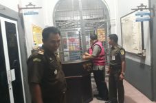 2 Tersangka Kasus Korupsi...