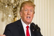 Trump Bela Invasi Uni...