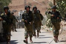 Tentara Israel Gerebek...