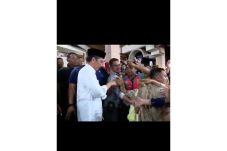 Reaksi Jokowi saat Diminta...