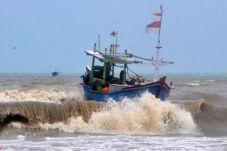 Gelombang 4 Meter Ancam...