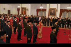 Jokowi Lantik 16 Dubes,...