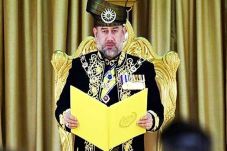 Rajanya Mengundurkan...