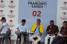 Debat Perdana Bahas...