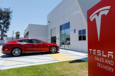 Tesla Bangun Pabrik...