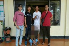 Renggut Kesucian Gadis...