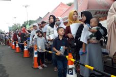 Sambil Gendong Anak,...