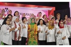 Perempuan Didorong Menjadi...