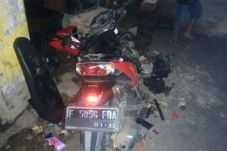 Tabrak Kios, Dua Warga...