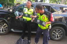 Pakai Mobil Mewah, Aksi...