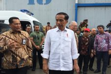Tinjau Gudang Bulog,...