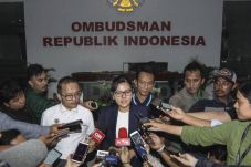 Berhalangan Hadir, Polisi...