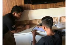 Hina Polisi Lewat Status...