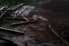 Angin Kencang Rusak...