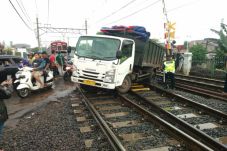 Truk Tersangkut di Perlintasan...