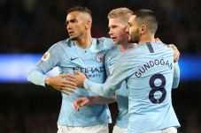 Bungkam 10 Pemain Wolves,...
