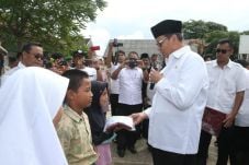 Gubernur Banten Berikan...