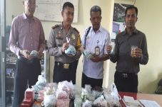 Bawa Ribuan Obat Ilegal,...