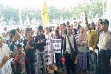 Pedagang Tuntut Gubernur...