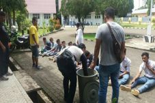Asyik Minum Tuak, Belasan...
