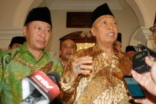 Kunjungi Hamzah Haz,...