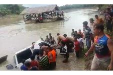 Mobil Nyebur ke Sungai,...