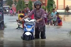 Banjir 1 Meter, Ratusan...