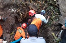 Seorang Kakek Tertimbun...