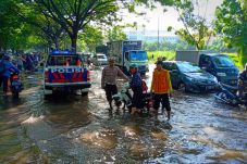 Jalan Raya Juanda Banjir,...