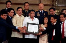 Filipina Gelar Referendum...